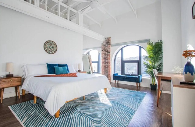 Charming Space with Parking/King Bed