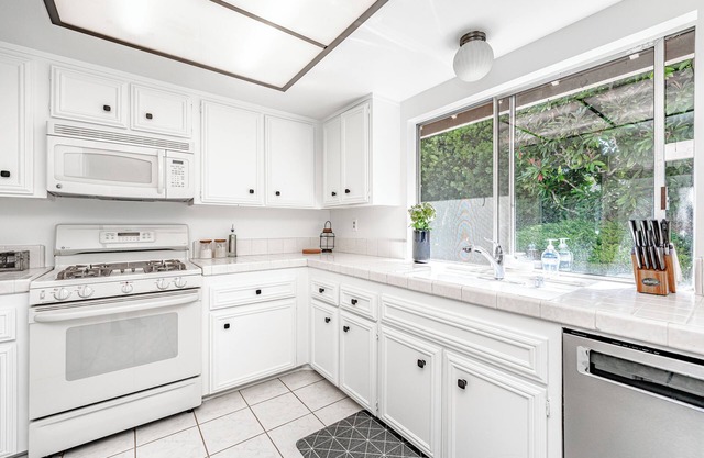 Charming & Spacious 4-bedroom house with AC and WiFi in Fountain Valley