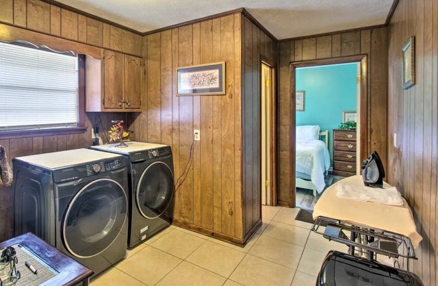 Charming/ spacious 2536 Tebeau St Getaway; 1.2 miles down town