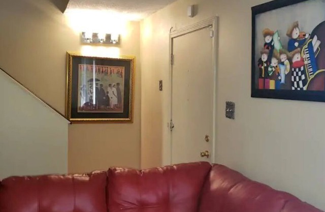 Charming, spacious 3bdrm condo, your home away from home