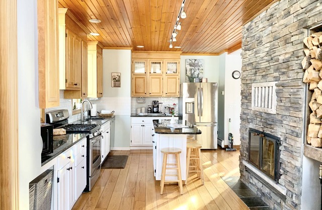 CHARMING & SPACIOUS retreat near shopping, restaurants & downtown St Paul.
