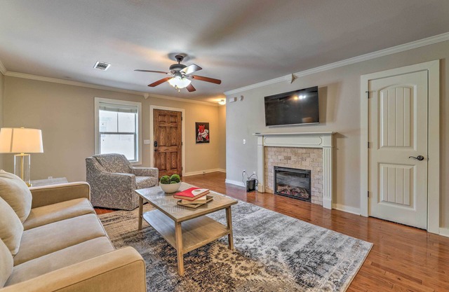 Charming Springdale Townhome ~ 5 Mi to Dtwn!