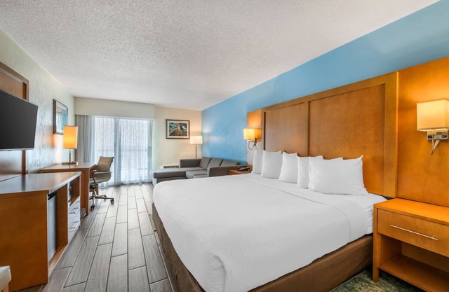 Charming Stay by the Shore | Balcony w/Stunning Ocean Views for a Relaxing Stay