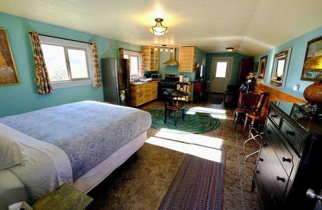 Charming stone clad cabin with views off Highway 140 towards Yosemite