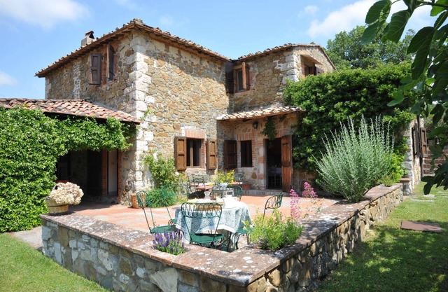 Charming Stone Villa with Pool in the heart of the Chianti countryside in Siena.