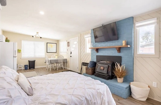 Charming Studio 2 Blocks from Light Rail & Downtown Bike Path!