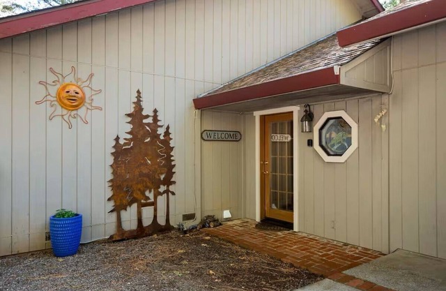 Charming studio in quaint Grizzly Flats with WiFi, AC, pool table, jetted tub.