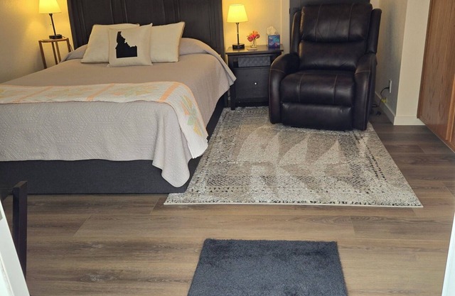 Charming studio in fabulous Meridian, Idaho with WiFi, AC, Private entry.