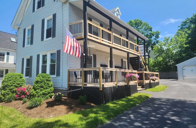 Charming studio in lovely Bangor Maine on Broadway park.