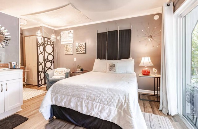 Charming Studio Near Charleston's Hot Spots!