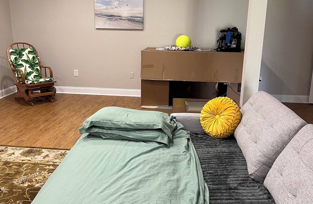 Charming studio with 1 queen sofa bed and 1 full bath . With AC, WiFi and TV