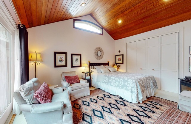 Charming studio with shared patio, walk to Redwood Park & downtown