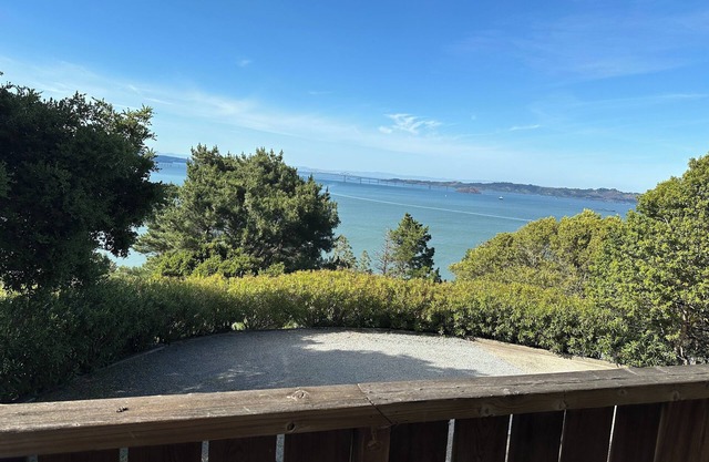 Charming studio with views of Bay in Tiburon, CA. Private entrance.