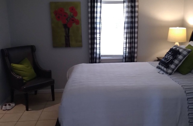 Charming Suburban log house in Mustang with 3bd/2bath great patios. Close to FAA