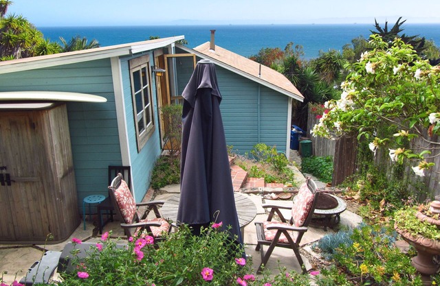 Charming Summerland Beach Cottage with Ocean View.walk to town and beach!