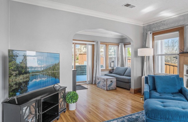 Charming Tangletown Georgian Colonial House, 8 mins to Downtown