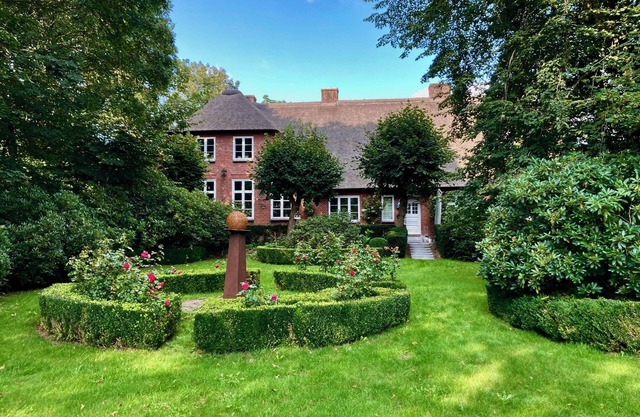 Charming thatched house between the North Sea & Baltic Sea - stylish apartment in a cultural monument