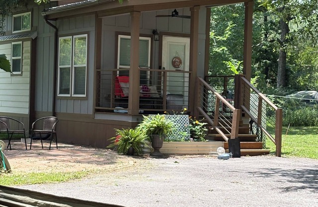Charming Tiny Home in Conroe with huge patio +grill & lots of green space.