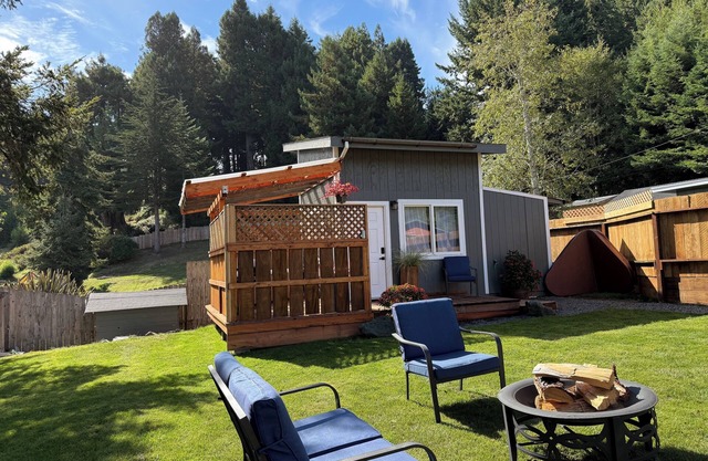 Charming Tiny House with Hot Tub and big fenced yard! Private location!
