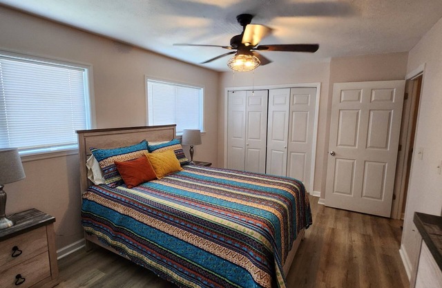 Charming townhome with 2 bedrooms and WiFi, AC in enchanting Little River