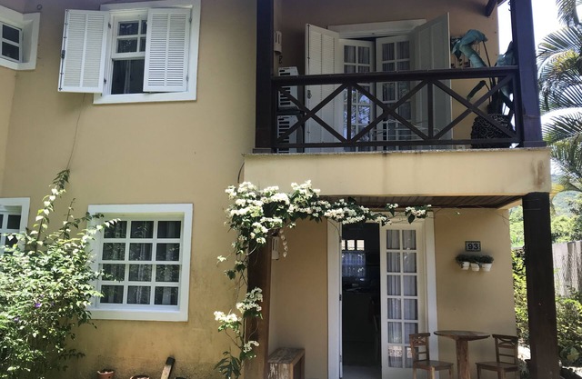 Charming townhouse in gated community with 24-hour security and wi-fi