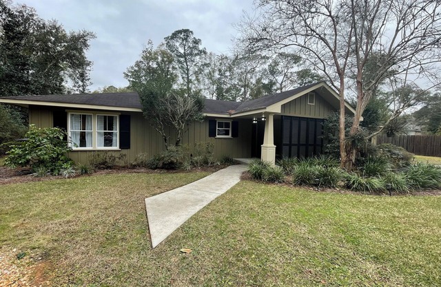 Charming two bedroom cottage steps away from Magnolia River in Magnolia Springs