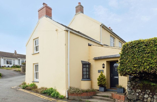 Charming Upper Solva Cottage by Beaches & Harbour