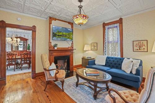 Charming Victorian Home - 2 minutes to downtown