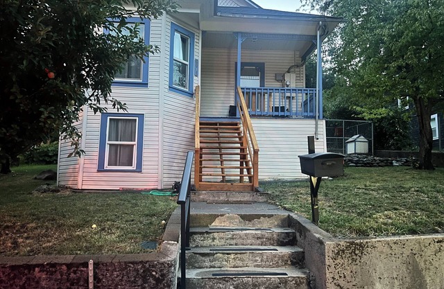 Charming Victorian style, updated 2-bedroom house with AC in charming Dunsmuir