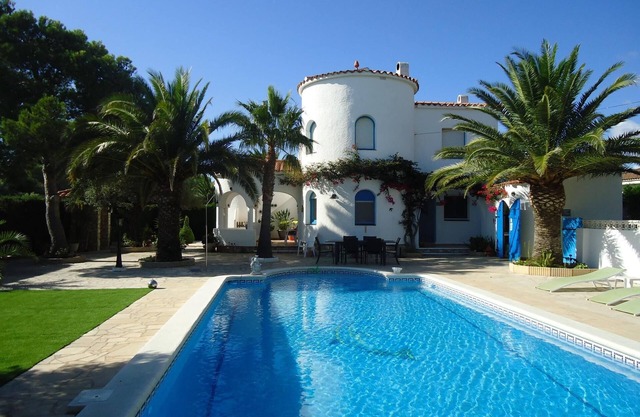 Charming villa for 10 people with private pool!