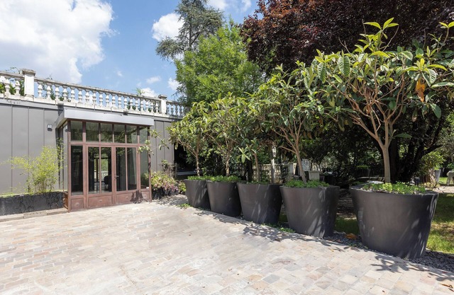 Charming villa on the banks of the Seine near Paris