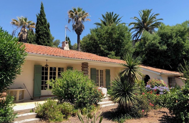 Charming villa with swimming pool 100 metres from the beach in Boulouris