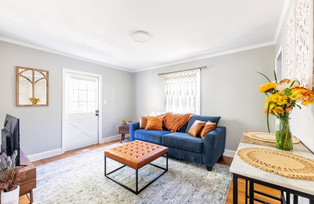 Charming & Warm Apartment in Great Location!
