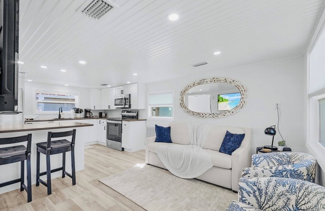 Charming Waterfront Cottage on peaceful Matlacha! FULL RENOVATION DECEMBER 2024
