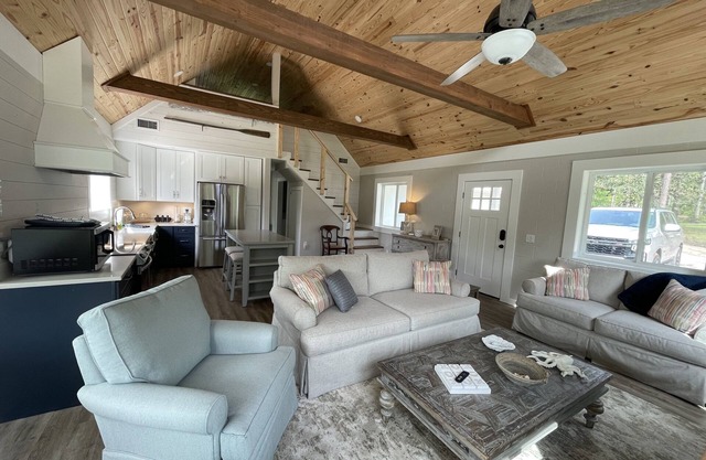 CHARMING WATERFRONT HOUSE, BOAT DOCK, 3 MILES TO OWA, 15 MILES TO ORANGE BEACH