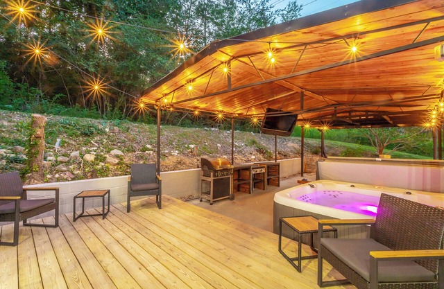 Charming1-level home located minutes from the North Shore with PRIVATE HOT TUB!