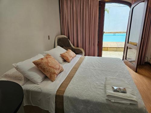 Charmosa e ampla suíte