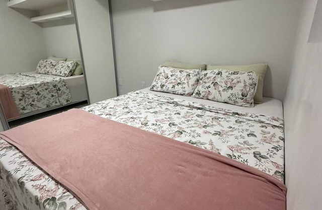 Charmoso apartamento com uma suíte confortável, cozinha completa, wifi e ar