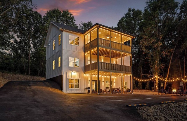 ChattVistas|3Stry|TWOCabins|HotTubs|12bdrm|Slps30+