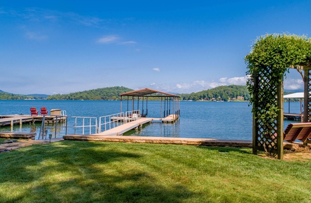 Chatuge Lakefront Home, Premium Lot with Amazing Lake & Mtn Views 5 min to Town