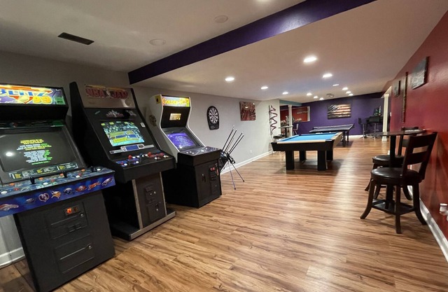 CHEAP WEEKDAYS! ARCADE, POOL TBL, PING PONG, HOT TUB, DECK! ACCESS TO POOLS!