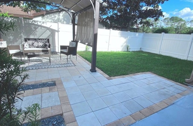 Cheerful 1 bedroom guest suite with pool and yard