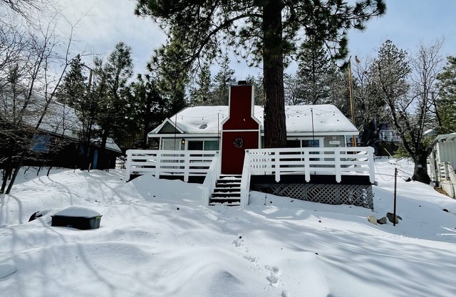 Cheerful 2-bedroom cabin with indoor fireplace