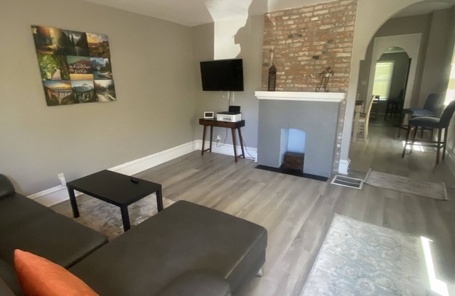 Cheerful 2BR Close to SLU University w/RV Parking