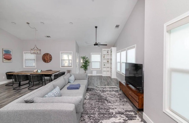 Cheerful 3 bed rooms with pool