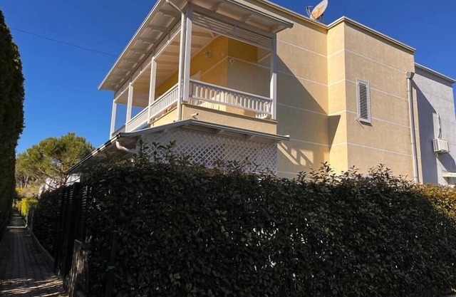 Cheerful 3-bedroom beach villa within green.