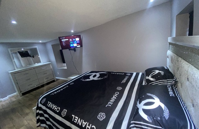 Cheerful 3 Bedroom House With Fireplace and Game Room!