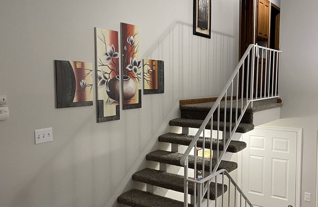 Cheerful 3 Bedroom House, 2 Bathrooms, 5 minutes from the interstate