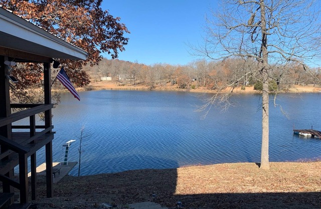 Cheerful 3 Bedroom home on a semi-private lake