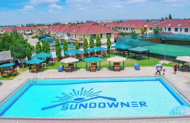 Cheerful 4-bedroom with a pool